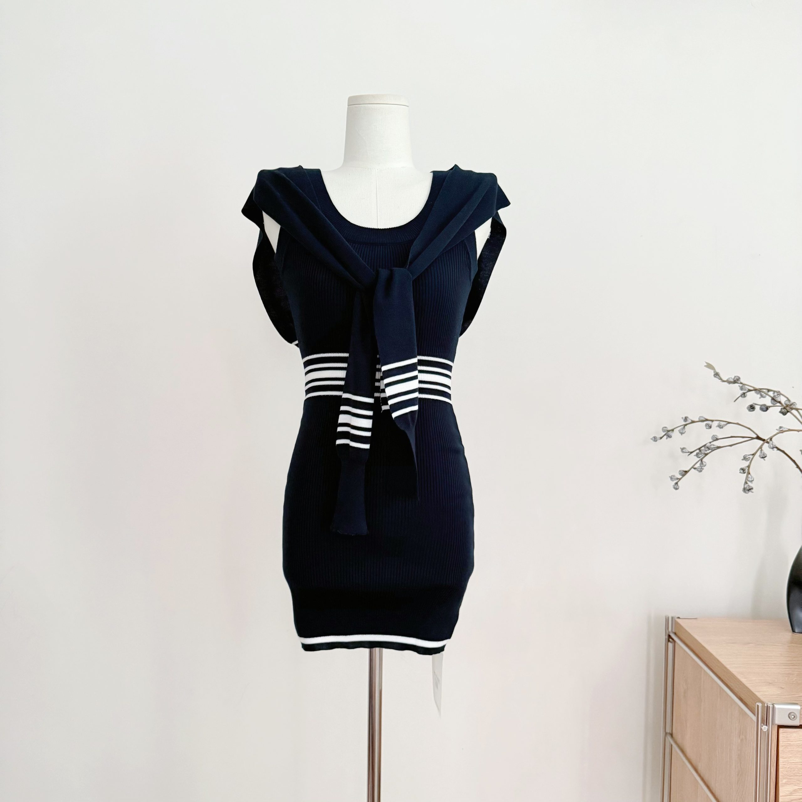 COOLLINE Lin Zixi Navy Collar Two-Piece Set with Shawl - Image 2
